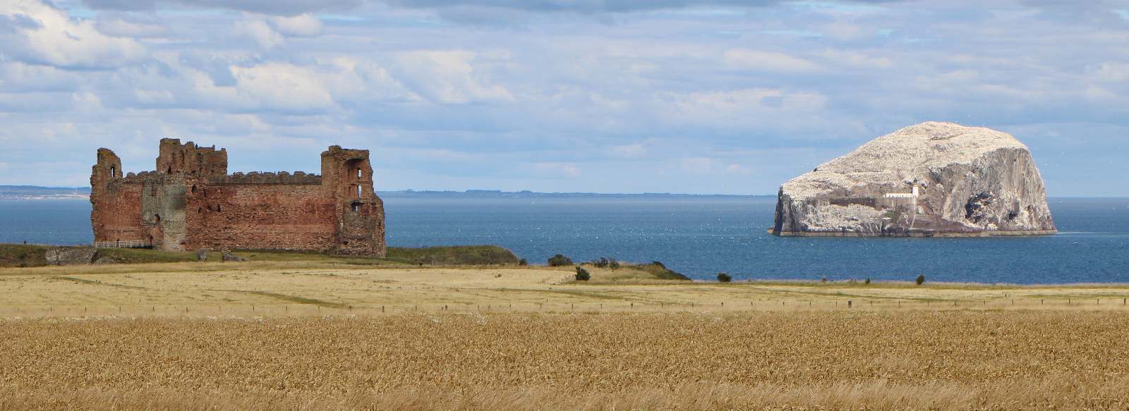 Tantallon Castle . . . . . . . . . . ostrov Bass Rock